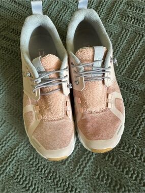 On Cloud Running Terry Cloth Casual all day shoe
Women’s Size 7/38